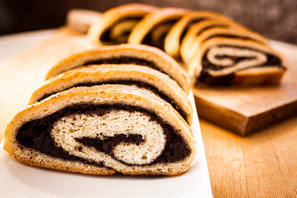 Beigli (Hungary): Tại Hungary, bánh Beigli được bày bán khắp nơi trong mùa Giáng sinh. Đây là loại bánh cuộn có lớp nhân dày, đậm đà hương vị từ hạt anh túc.