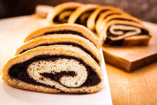 Beigli (Hungary): Tại Hungary, bánh Beigli được bày bán khắp nơi trong mùa Giáng sinh. Đây là loại bánh cuộn có lớp nhân dày, đậm đà hương vị từ hạt anh túc.