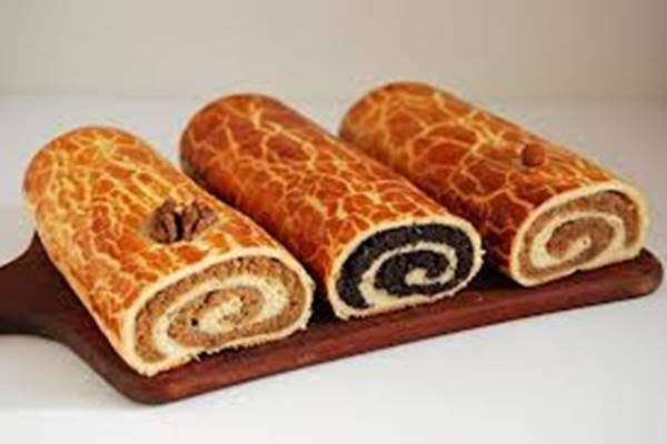 Bánh cũng được biến tấu với vị hạt dẻ hoặc hạt óc chó. Mỗi gia đình Hungary đều tự hào vì có công thức làm bánh đặc biệt nhất thế giới.