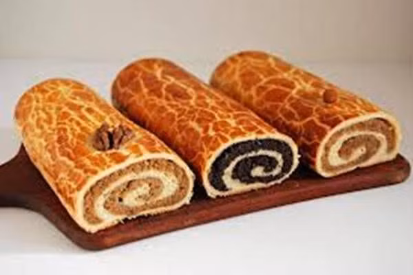 Bánh cũng được biến tấu với vị hạt dẻ hoặc hạt óc chó. Mỗi gia đình Hungary đều tự hào vì có công thức làm bánh đặc biệt nhất thế giới.