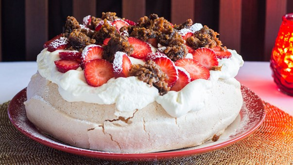 Phía trên lớp bánh xốp phồng mềm mại là các loại trái cây có vị chua ngọt dịu, loại trái cây người ta hay dùng nhất đó là dâu tây. Vị chua của dâu tây hòa quyện với vị ngọt của bánh Pavlova tạo nên một hương vị thơm ngon khó cưỡng. Ảnh: Internet. Video "Chế biến món ngon từ nấm đông cô". Nguồn: VTC.