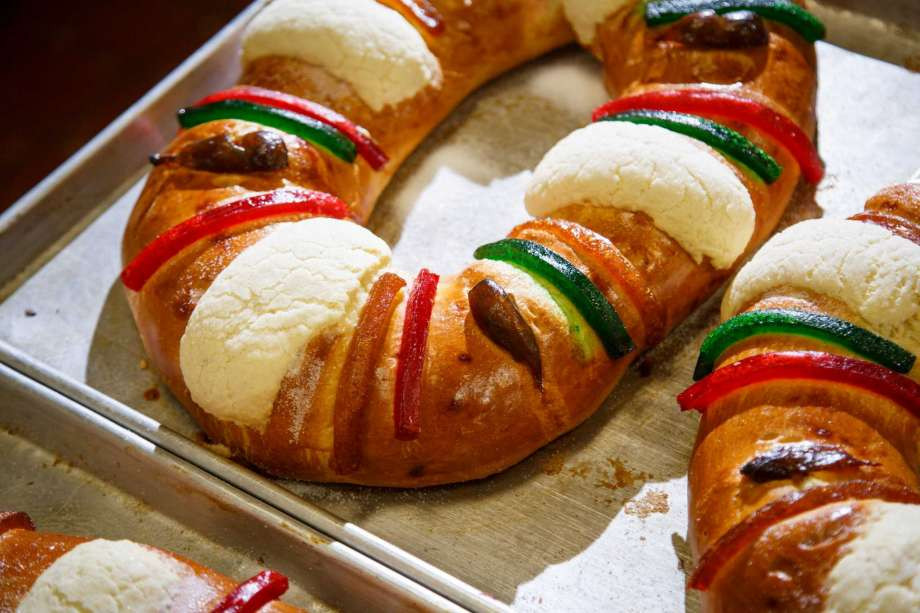 Rosca de Reyes (Tây Ban Nha): Đây là một loại bánh truyền thống của Tây Ban Nha. Bánh thường xuất hiện trong suốt dịp lễ Giáng sinh đến ngày 6/1 hàng năm để mừng lễ Dia de ló Reyes (Ngày của đức Vua).