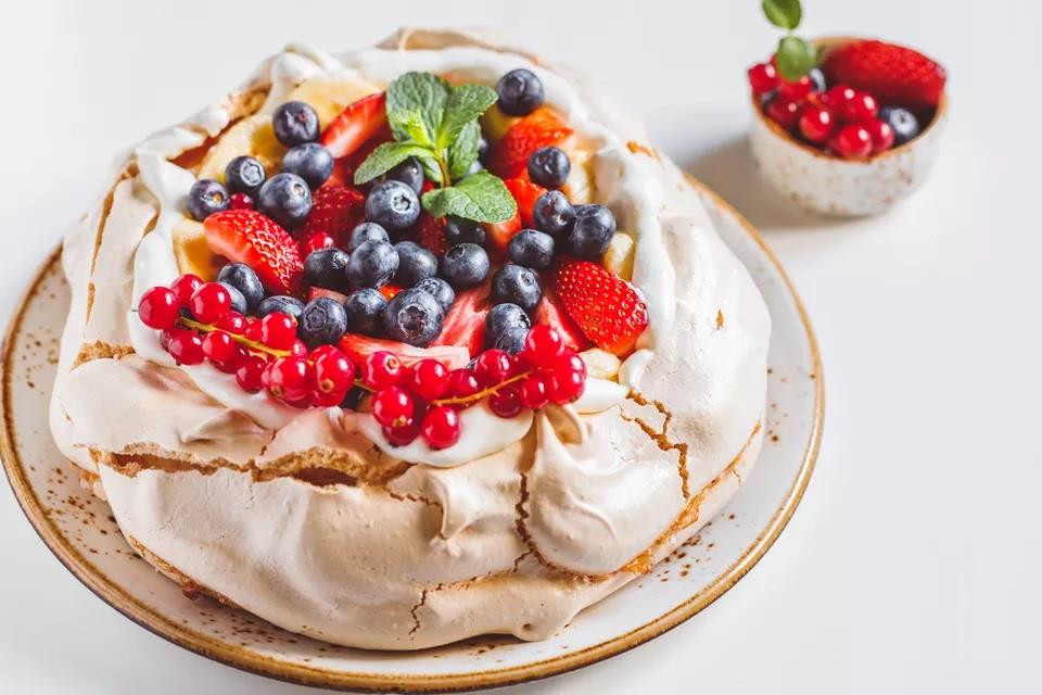Bánh Pavlova là món tráng miệng không thể thiếu trong dịp giáng sinh tại Úc. Pavlova không làm từ bột mì mà đơn thuần chỉ có lòng trắng trứng được đánh bông với đường, nhân bánh là marshmallow ngọt ngào.