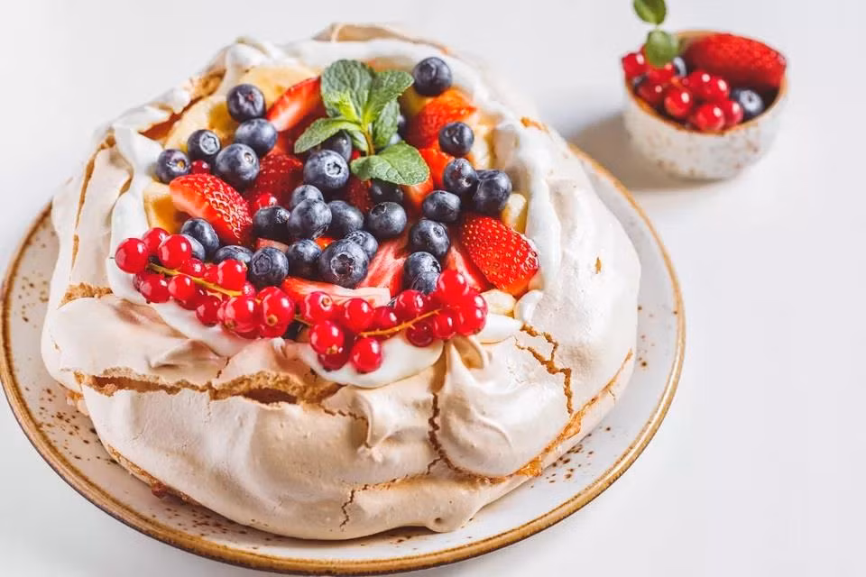 Bánh Pavlova là món tráng miệng không thể thiếu trong dịp giáng sinh tại Úc. Pavlova không làm từ bột mì mà đơn thuần chỉ có lòng trắng trứng được đánh bông với đường, nhân bánh là marshmallow ngọt ngào.