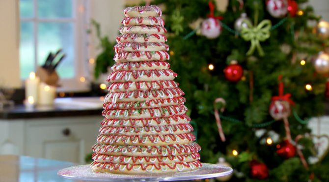 Kransekake (Na Uy): Những chiếc bánh vòng Kransekake được làm từ hạnh nhân là món tráng miệng phổ biến trong các dịp đám cưới, lễ Tết hay Giáng sinh tại Na Uy.