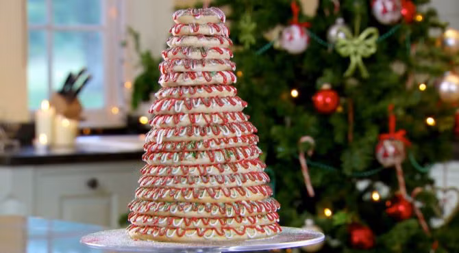 Kransekake (Na Uy): Những chiếc bánh vòng Kransekake được làm từ hạnh nhân là món tráng miệng phổ biến trong các dịp đám cưới, lễ Tết hay Giáng sinh tại Na Uy.