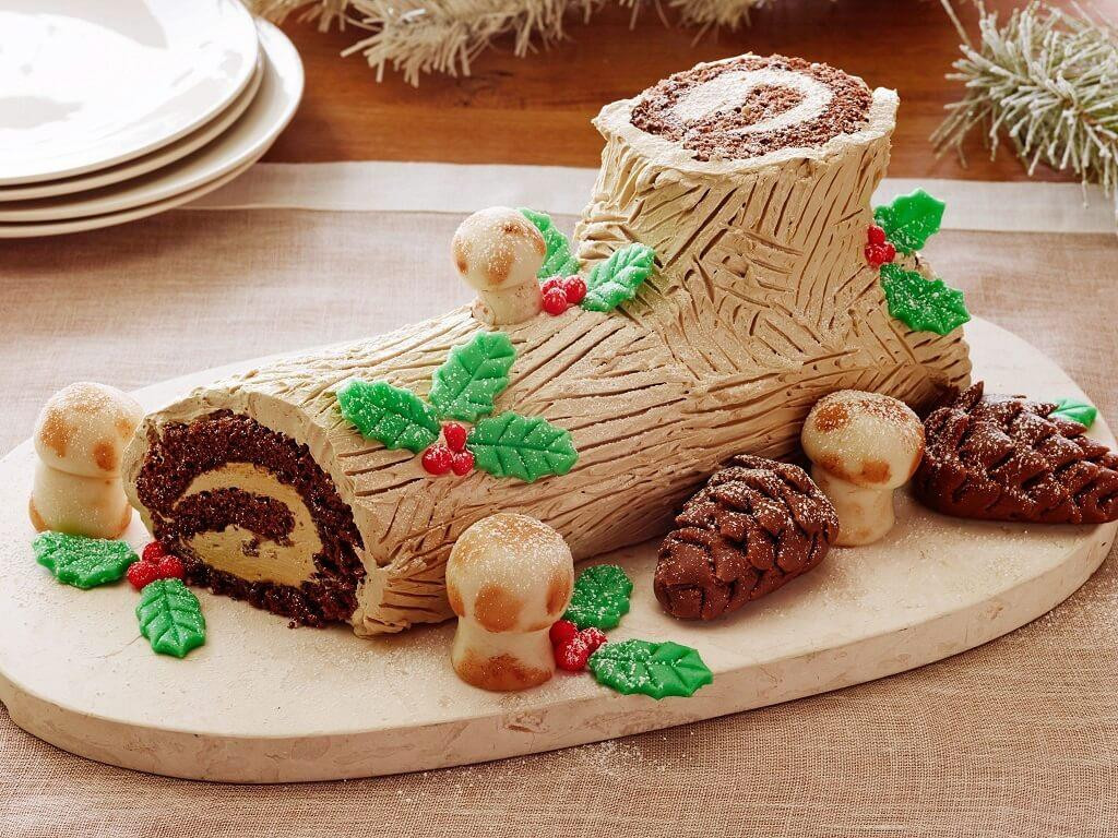 Bánh khúc cây (Buche de Noel), Pháp: Đây là loại bánh Giáng sinh truyền thống của Pháp. Buche de Noel trong tiếng Pháp có nghĩa là "khúc cây lễ giáng sinh". Đúng như tên gọi, chiếc bánh có hình một khúc gỗ với lớp kem socola phủ ngoài, bên trên và xung quanh được trang trí thêm những cây thông, thảm cỏ, ông già noel, nấm, quả việt quất...