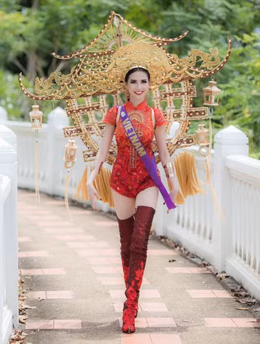 Chính Phan Thị Mơ trước kia cũng bị liệt vào danh sách mỹ nhân Việt mặc áo dài phản cảm khi đi thi nhan sắc quốc tế. 