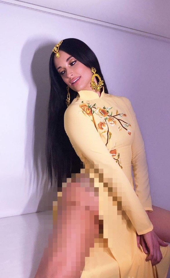 Theo đó, nữ ca sĩ Kacey Musgraves đã có buổi diễn ở Dallas (Mỹ). Cô lưu lại một số khoảnh khác hậu trường với tư thế tạo dáng khêu gợi, “nóng mắt”.