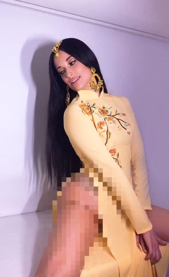 Theo đó, nữ ca sĩ Kacey Musgraves đã có buổi diễn ở Dallas (Mỹ). Cô lưu lại một số khoảnh khác hậu trường với tư thế tạo dáng khêu gợi, “nóng mắt”.