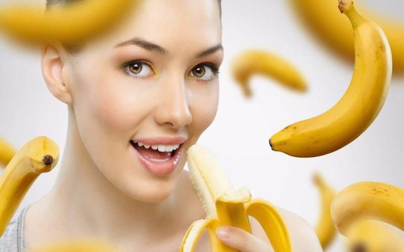Giúp làn da sáng mịn: Dùng phần phía trong của vỏ chuối đắp lên mặt 10 phút mỗi ngày, sau đó rửa lại bằng nước sạch, sẽ giúp bạn lấy lại làn da trắng sáng, mịn màng.