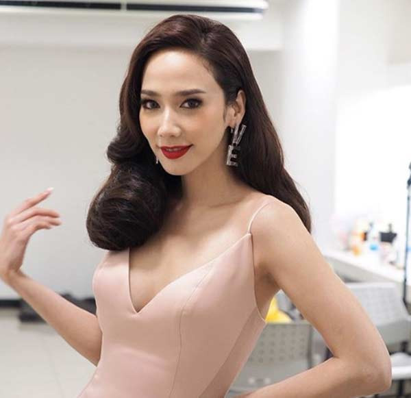 Style thảm đỏ tôn khí chất ngôi sao với những thiết kế đẳng cấp khoe tỷ lệ hình thể hoàn hảo.