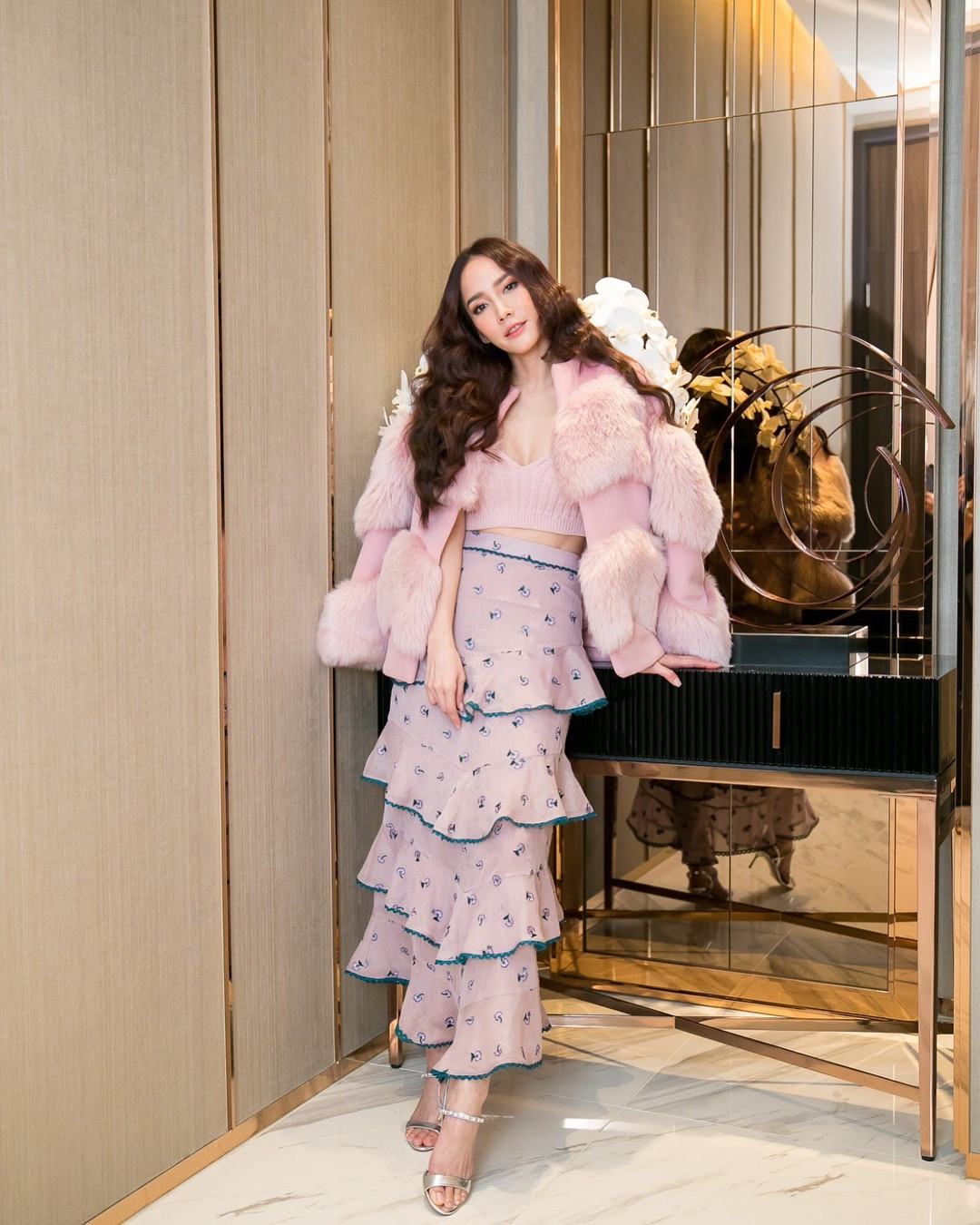 Mỹ nhân U50 khoe nhan sắc điệu đà nữ tính với kiểu váy xếp tầng phối với áo bra-top và áo khoác lông sang chảnh.