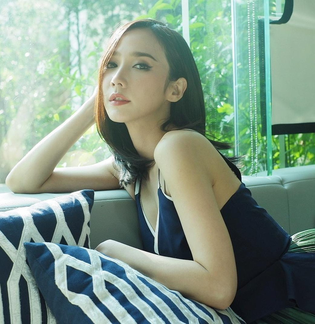 Khi thì Aum Patcharapa gợi cảm với áo hai dây.