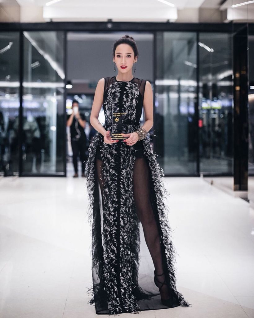 Người đẹp cũng rất biết khoe khéo đôi chân dài cùng vòng eo "con kiến" của mình bằng những thiết kế váy ôm hay chân váy xẻ cao.