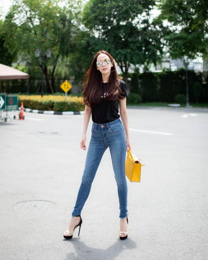 Trang phục thường ngày của người đẹp không quá cầu kì song lại giúp cô tôn lên lợi thế vóc dáng.