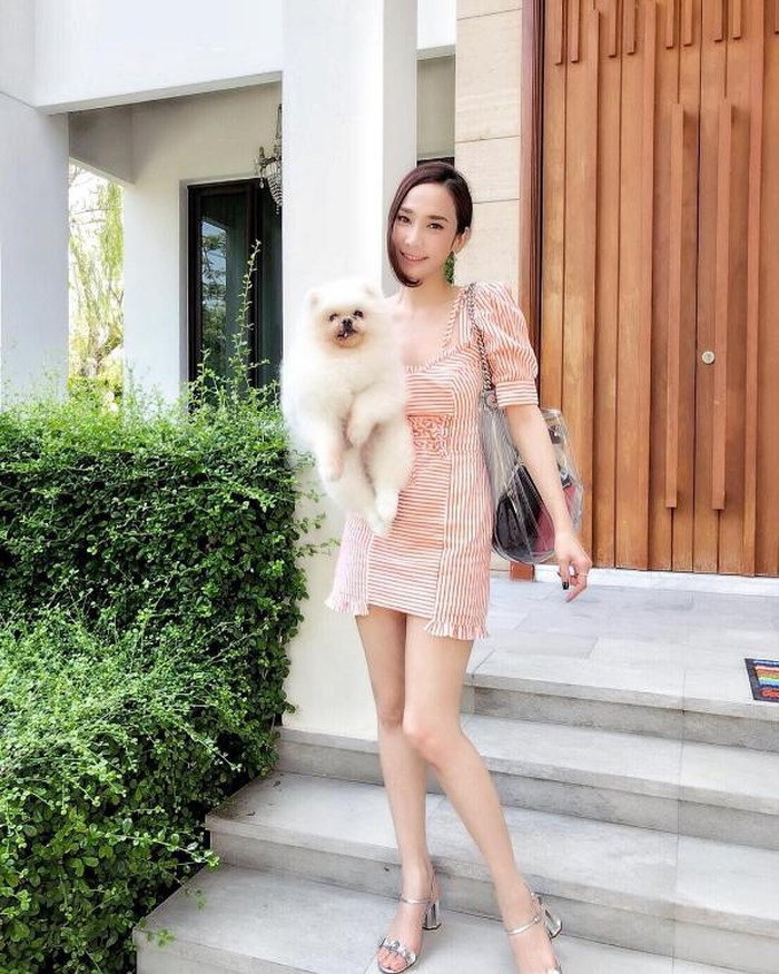 Sở hữu gương mặt hoàn hảo với các đường nét hài hòa, cân đối, dù năm nay đã hơn 40 tuổi nhưng Aum Patcharapa vẫn gây thương nhớ với vẻ ngoài xinh đẹp, gu thời trang trẻ trung như thiếu nữ. Thậm chí cô còn được người hâm mộ ưu ái gọi là "thánh hack tuổi" của Tbiz.