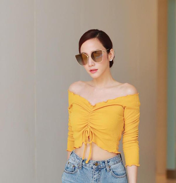 Aum Patcharapa may mắn có được đôi chân dài thẳng nuột nà cùng vóc dáng cân đối nên cô rất biết cách diện đồ khoe khéo hình thể với những kiểu trang phục tôn dáng như váy ngắn, crop top...