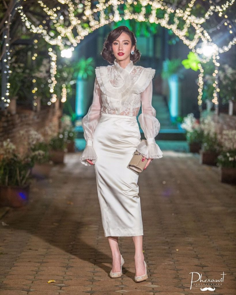 Trên thảm đỏ, phong cách của Aum Patcharapa lại vô cùng tinh tế, chỉn chu trong những bộ váy thiết kế sang trọng.