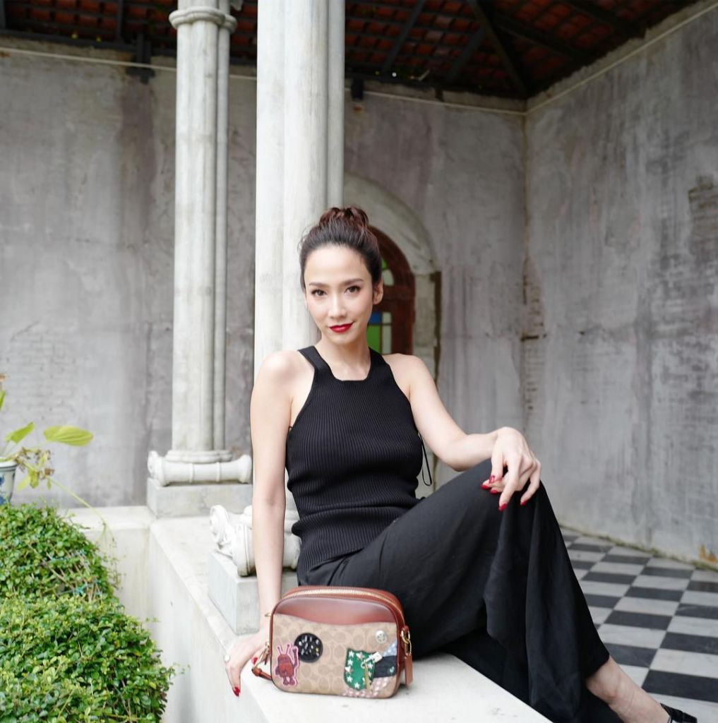 Cách ăn mặc trẻ trung khiến người hâm mộ không thể đoán được nữ diễn viên đã 41 tuổi. Ảnh: Internet. Video "Minh Hằng chia sẻ về phong cách thời trang". Nguồn: VTC.