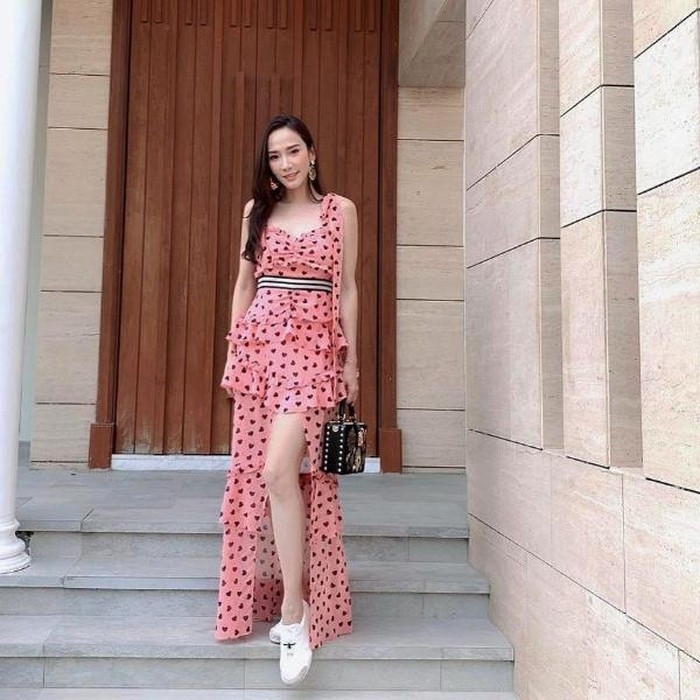 Cùng với diện mạo ngọt ngào, nữ diễn viên 7X cũng khiến nhiều người ngẩn ngơ với cách ăn mặc hết sức trẻ trung.