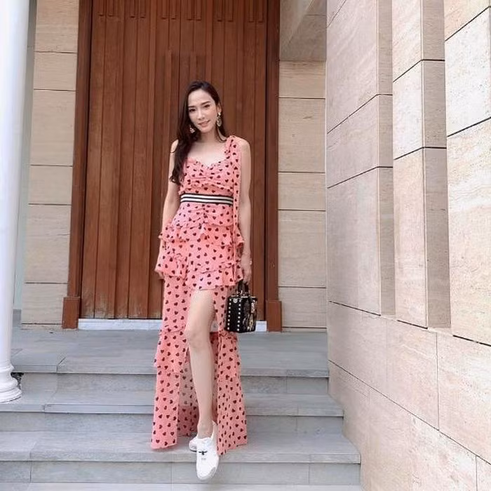 Cùng với diện mạo ngọt ngào, nữ diễn viên 7X cũng khiến nhiều người ngẩn ngơ với cách ăn mặc hết sức trẻ trung.