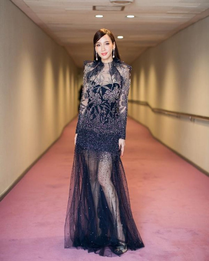 Biết lợi thế vóc dáng cùng làn da trắng sứ, Aum Patcharapa gần như phù hợp với mọi kiểu trang phục.