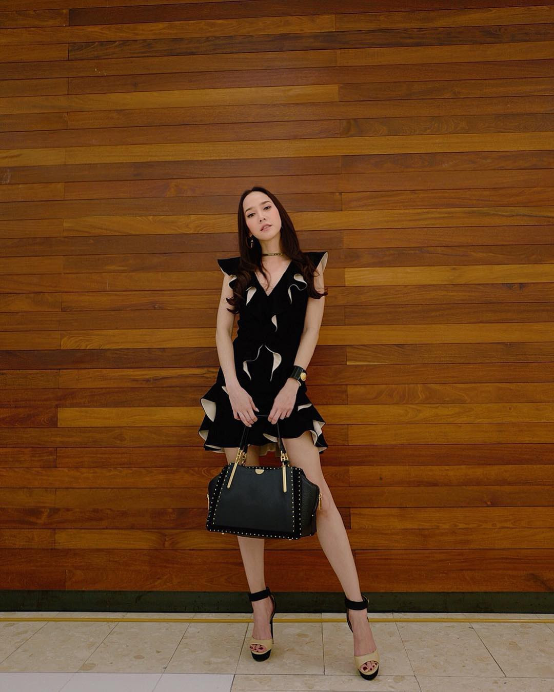 Phong cách của cô biến đổi đa dạng, từ bánh bèo tới gợi cảm quý phái.