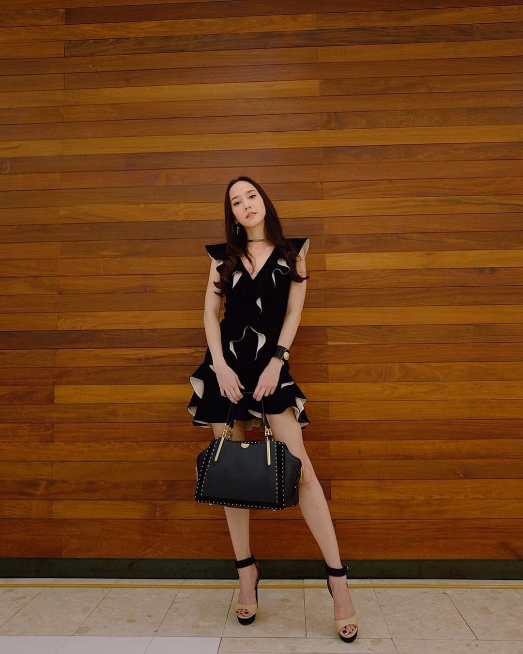 Phong cách của cô biến đổi đa dạng, từ bánh bèo tới gợi cảm quý phái.