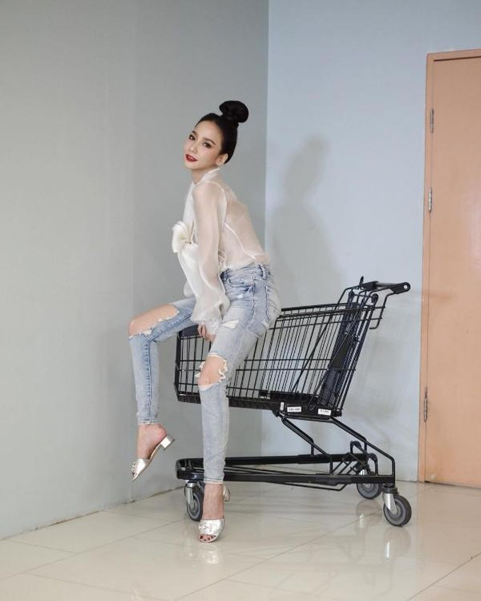 Phong cách thời trang của Aum Patcharapa biến đổi khá linh hoạt, khi thì trẻ trung, năng động, khi lại bánh bèo điệu đà.