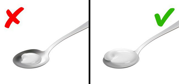 Sử dụng kem dưỡng da vừa đủ: Sử dụng một lượng kem dưỡng vừa đủ giúp da thẩm thấu dễ dàng và không gây nhờn dính. Nếu dùng quá ít, da sẽ không hấp thụ đủ dưỡng chất. Nếu dùng quá nhiều, lỗ chân lông sẽ dễ bị bít tắc, gây ra mụn.