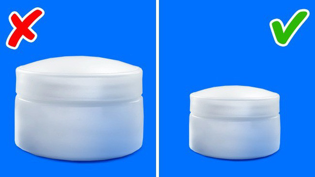 Không nên mua mỹ phẩm cỡ lớn: Đừng ham những khuyến mại mua mỹ phẩm cỡ lớn để có giá rẻ hơn bởi hạn sử dụng sau khi mở nắp của chúng đa phần chỉ kéo dài tối đa 12 tháng. Nếu bạn không sử dụng hết thì phải vứt đi, lãng phí một khoản tiền không nhỏ. Chưa kể, có thể loại kem đó không hợp với làn da của bạn, phải thay đổi loại khác.