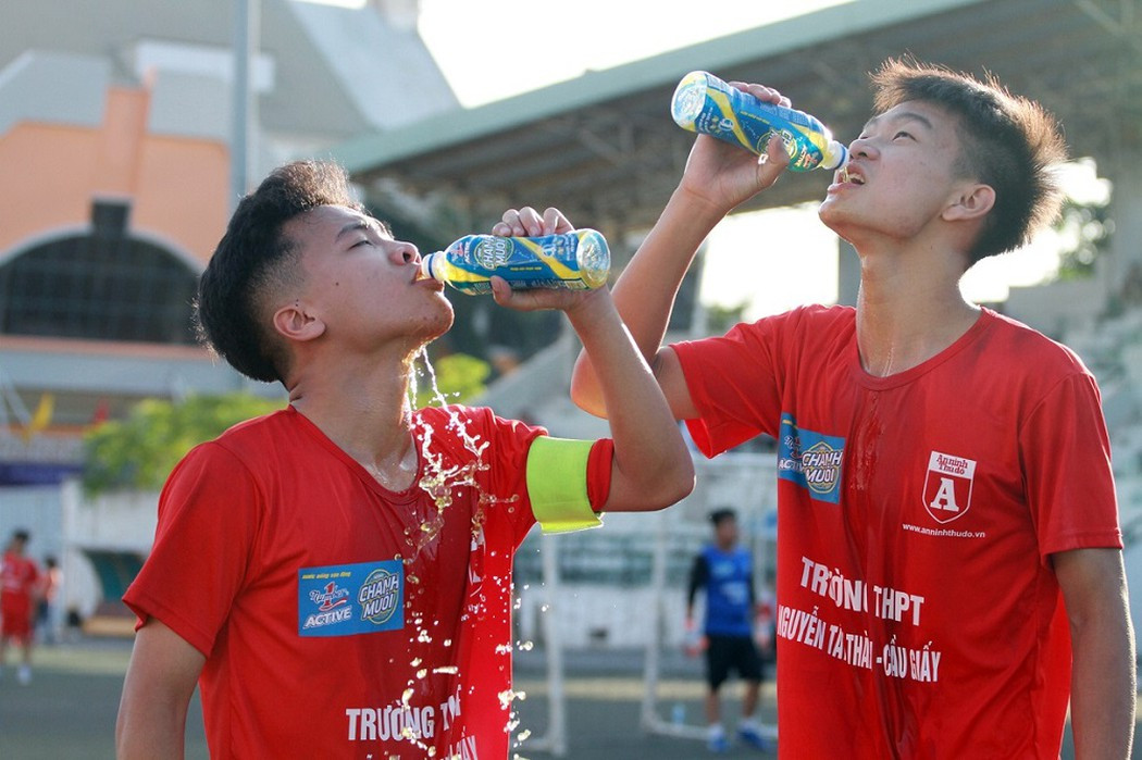 Bổ sung đủ nước: Để chuẩn bị cho 90 phút thi đấu đầy mệt nhọc và căng thẳng, tiêu tốn rất nhiều năng lượng, ngoài ăn ra sao thì vấn đề đảm bảo cung cấp đủ nước cũng là rất quan trọng. Nước có vai trò làm mát cho cơ thể đặc biệt với các vận động viên thể thao và các cầu thủ bóng đá.