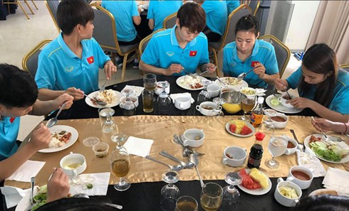 Những ngày có tập luyện thi đấu thì thời gian ăn phụ thuộc vào lịch tập luyện và thi đấu. Các bữa phụ thay bằng các bữa ăn trước và ngay sau trận đấu, đảm bảo sức bền và hồi phục tốt, gồm: