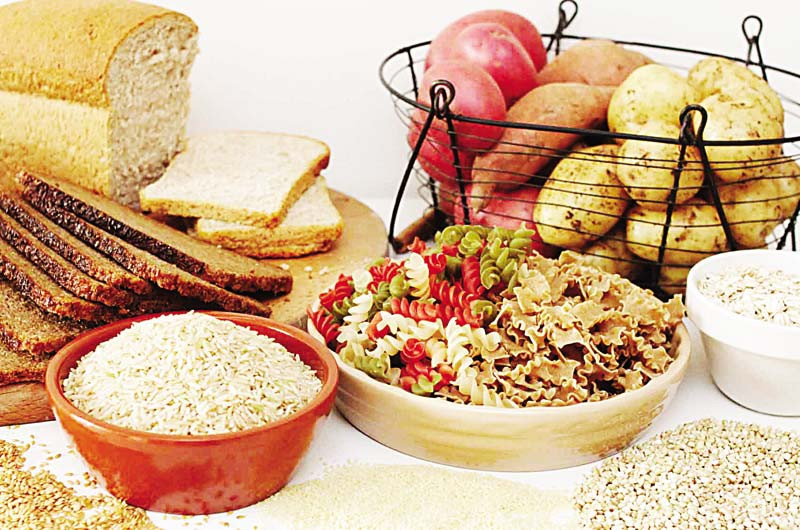 Năng lượng cho vận động viên bóng đá bằng tổng năng lượng của người bình thường theo độ tuổi, giới tính, mức độ hoạt động cộng thêm năng lượng cho việc luyện tập và thi đấu. Một giờ đá bóng ước tính tiêu hao từ 416 đến 678 kcal. Do vậy, chế độ ăn của cầu thủ cần đảm bảo giàu chất dinh dưỡng và năng lượng.