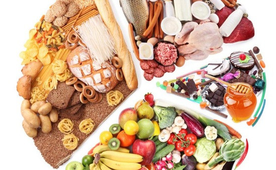 Nên phối hợp nhiều thực phẩm và đảm bảo đủ 4 nhóm thực phẩm (Tinh bột, protein, vitamin, chất khoáng) trong các bữa ăn chính. Chú ý ăn thêm rau, trái cây để cung cấp nhiều vitamin, khoáng chất, chất xơ cho cơ thể. Đặc biệt cầu thủ ra nước ngoài thi đấu cần chú ý đảm bảo đủ nhu cầu dinh dưỡng và an toàn vệ sinh thực phẩm.