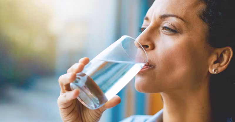 Làm chậm quá trình lão hóa: Độc tố trong cơ thể sẽ thúc đẩy quá trình lão hóa diễn ra nhanh hơn. Vì vậy, uống nước giúp cơ thể thải độc đồng thời làm tăng độ đàn hồi của làn da.