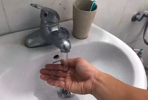 Nuoc chung cu Ha Noi boc mui la: Du luong clo nguy hiem suc khoe the nao?