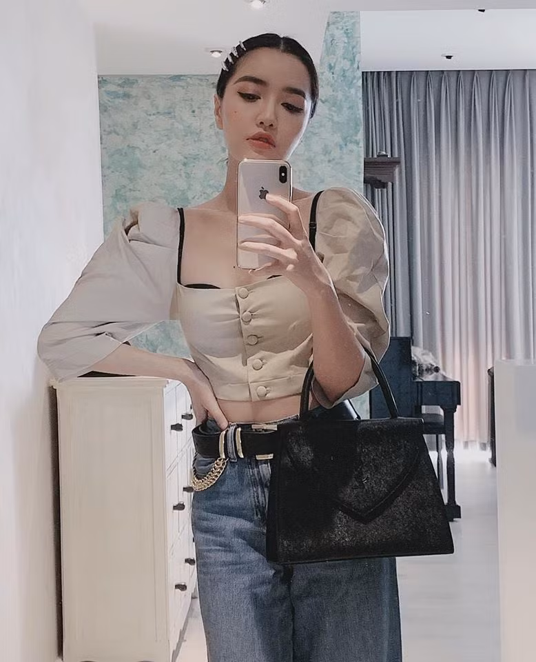 Những kiểu áo croptop phối với quần bò được nữ ca sĩ sinh năm 1989 tận dụng tối đa để khoe eo.