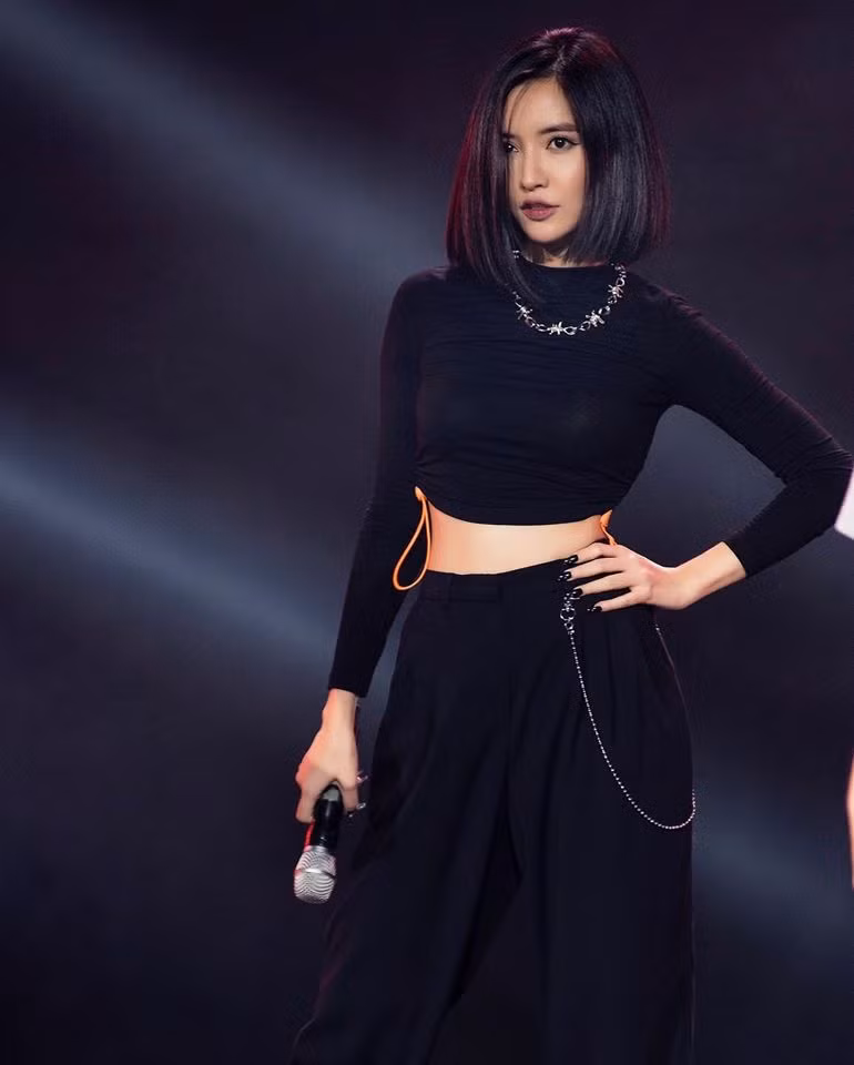 Thời gian gần đây, nữ ca sĩ gốc Quảng Ninh khiến dân tình phải bấn loạn với những hình ảnh khoe trọn vòng hai siêu nhỏ trong các trang phục hở eo.