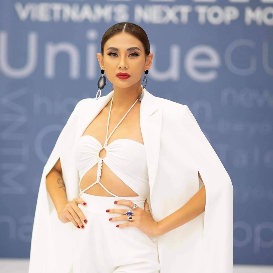 Set đồ trắng gợi cảm vừa đủ giúp người đẹp toát lên thần thái đẳng cấp.