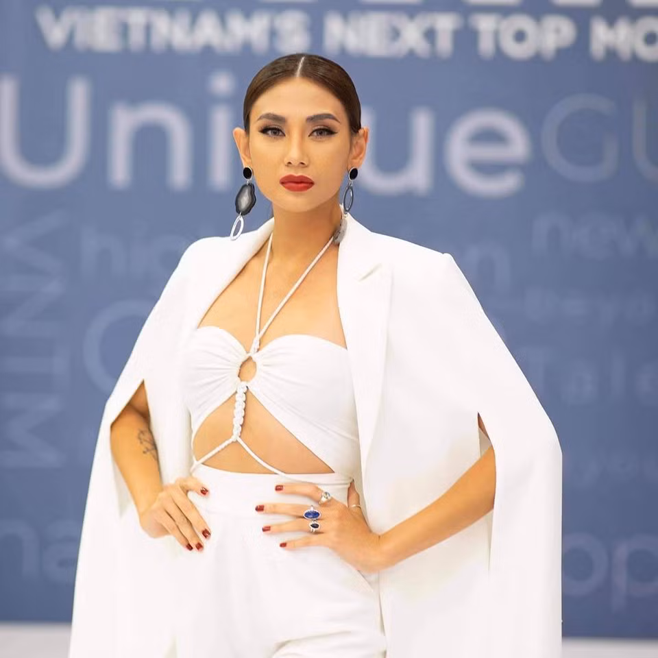 Set đồ trắng gợi cảm vừa đủ giúp người đẹp toát lên thần thái đẳng cấp.