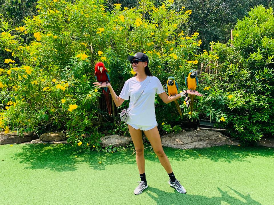 Ngoài đời thường, cô ăn mặc khá đơn giản với áo phông trắng và quần short.