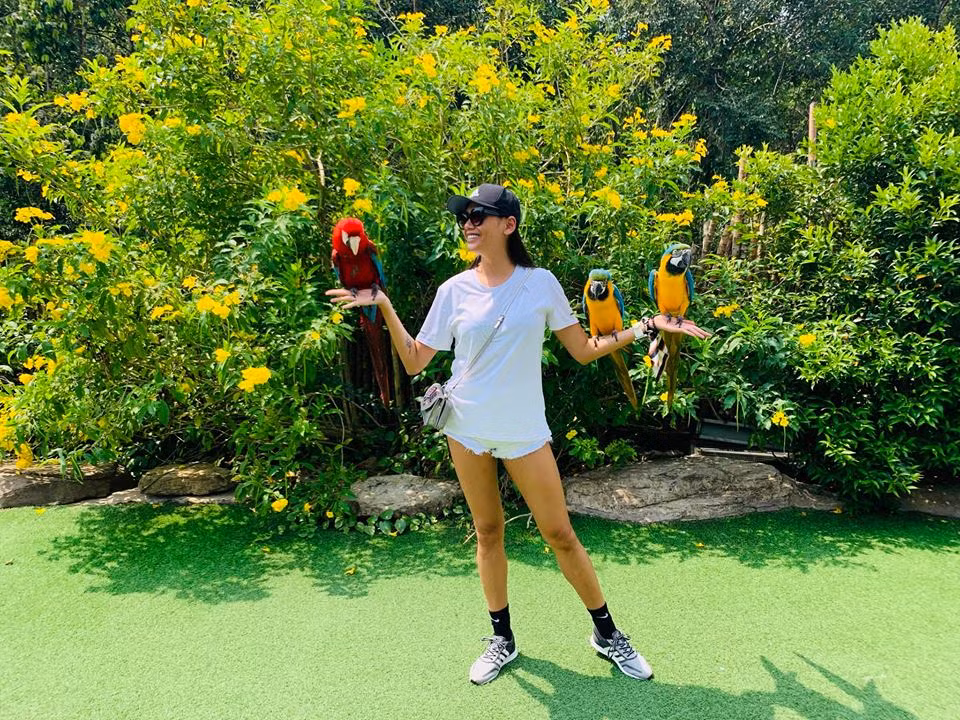 Ngoài đời thường, cô ăn mặc khá đơn giản với áo phông trắng và quần short.