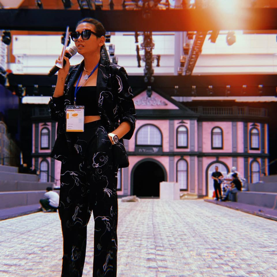 Cách phối bộ suit với áo quây tạo cảm giác vừa thời thường, vừa cá tính.