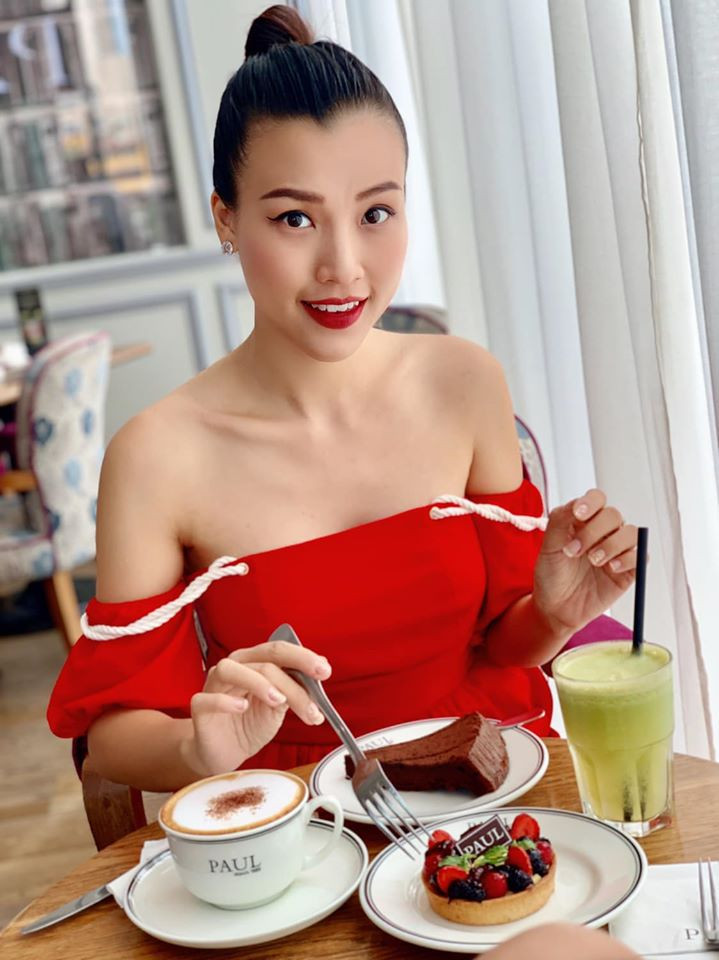 Cô cũng đặc biệt chuộng các trang phục gợi cảm có gam màu trắng và đỏ.