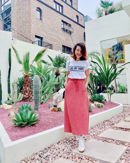 Đôi khi, cô cũng mặc đơn giản, kín đáo với áo phông và chân váy dài. Ảnh: FBNV. Video "Minh Hằng chia sẻ về phong cách thời trang". Nguồn: VTC.