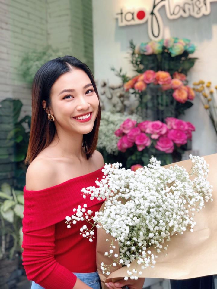 Nàng á hậu khoe bờ vai trắng nõn với chiếc áo trễ vai.