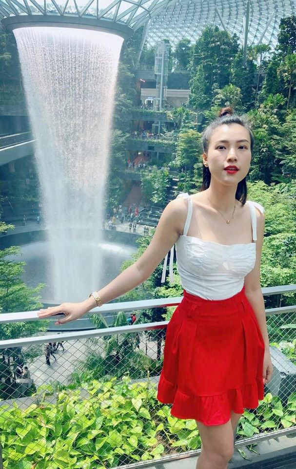 Người đẹp phối áo trắng hai dây với chân váy đỏ nổi bật.