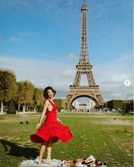 Cô nàng diện chiếc váy đỏ hở bạo trong chuyến du lịch Pháp.